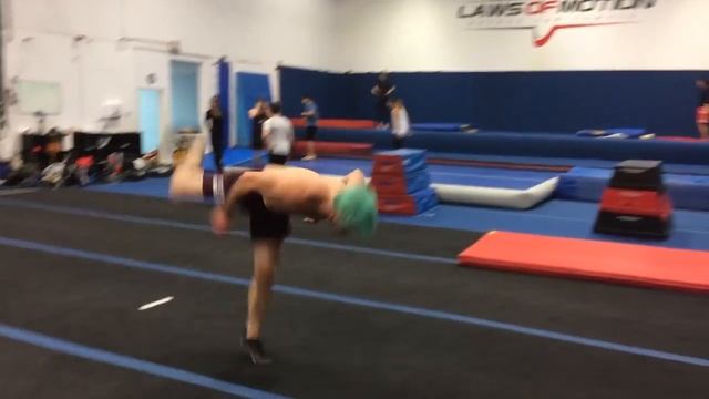 БЕЗУМНЫЕ САЛЬТО В СПОРТЗАЛЕ!