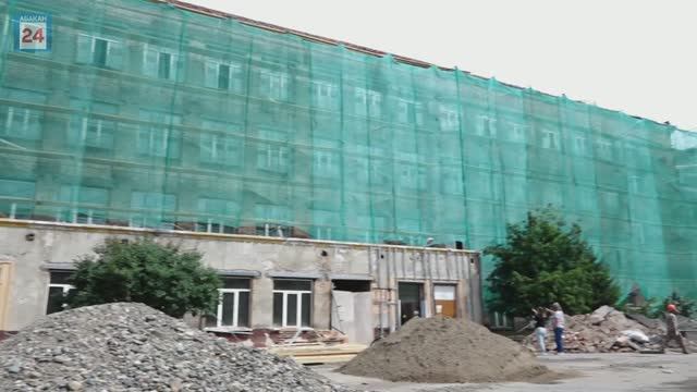 Ремонт кровли, фасада и замена инженерных коммуникаций: 1 школа Абакана капиталится, соблюдая сроки
