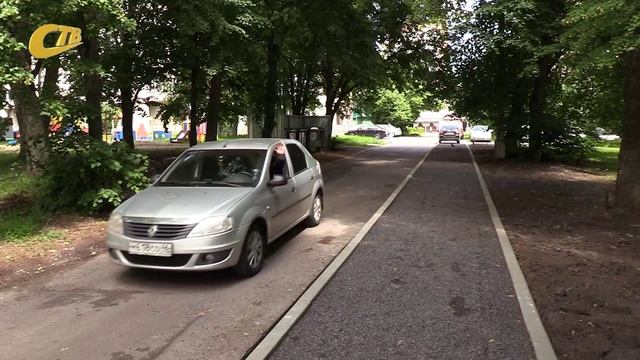 НЕДАВНО ВОЗВЕДЕННЫЙ ТРОТУАР В ОДНОМ ДВОРЕ ПО УЛ. ЛЕНИНА ВЫЗВАЛ ПРЕТЕНЗИИ СО СТОРОНЫ АВТОЛЮБИТЕЛЕЙ