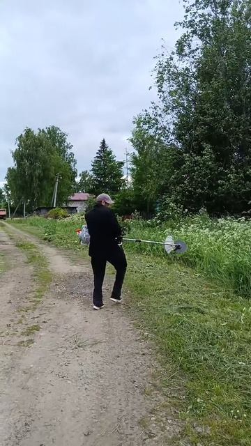 косит в сильный ветер😅