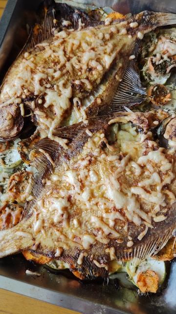 У меня сегодня рыбный день: камбалу с кабачком и морковью под сыром запекла