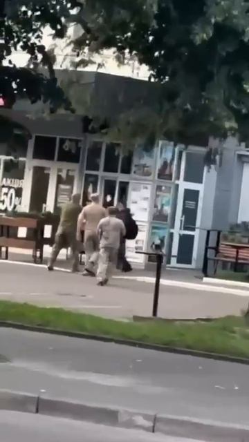 Вот ещё одного добровольца выловили гестаповцы !!!