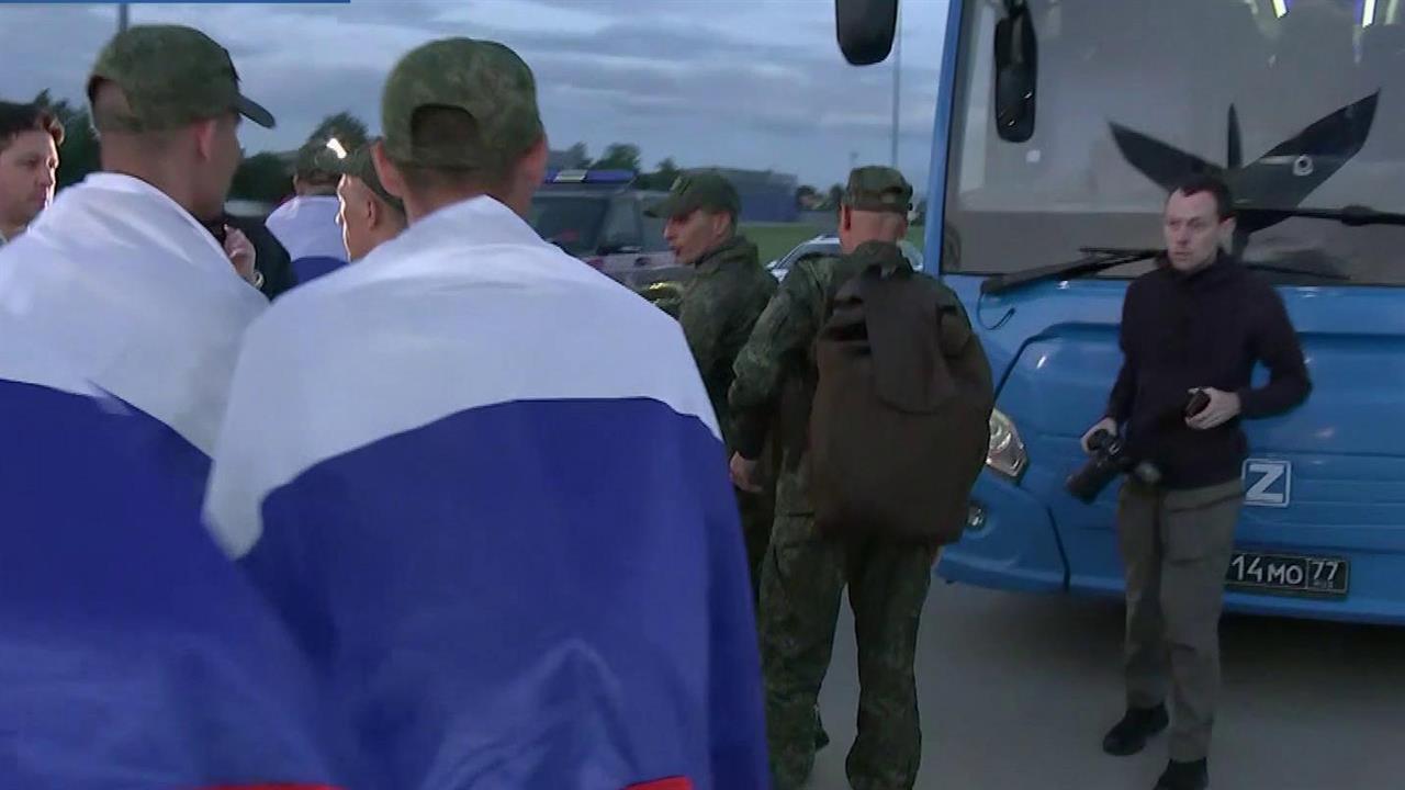 В Подмосковье встретили самолет с военнослужащими, которые вернулись из украинского плена