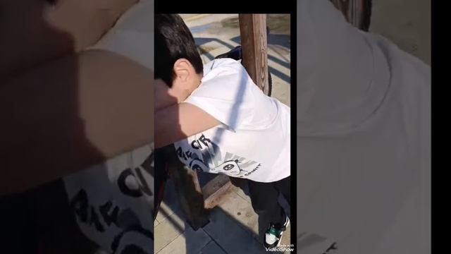 я с своим одноклассником качаем за скорость и прыгем Серёжа мастер!!!