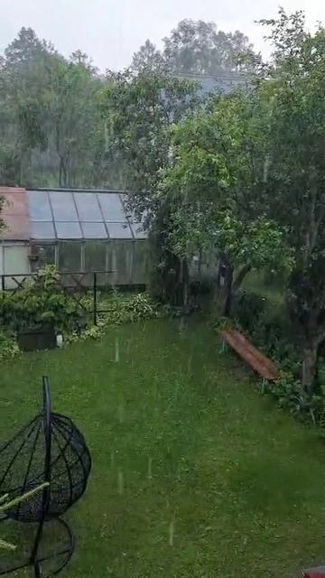 Град обрушился на Подмосковье, а нам тепло мы спрятались в котедже