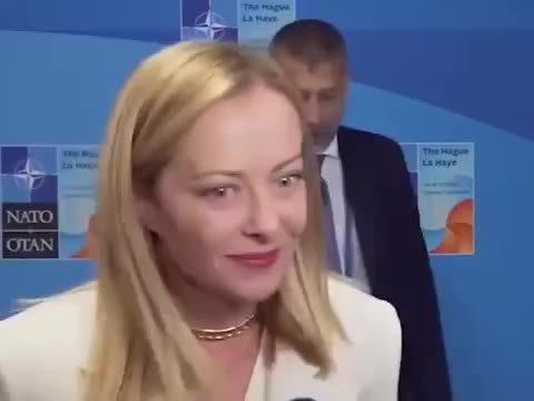 Сдается мне, что Зеленский их всех подсадил на «порошок». И это не шутка. Посмотрите на мимику ит...