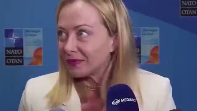 💉Ещё одна упоротая салфеточница…
(Госпожа Мелони, всё хорошо?)