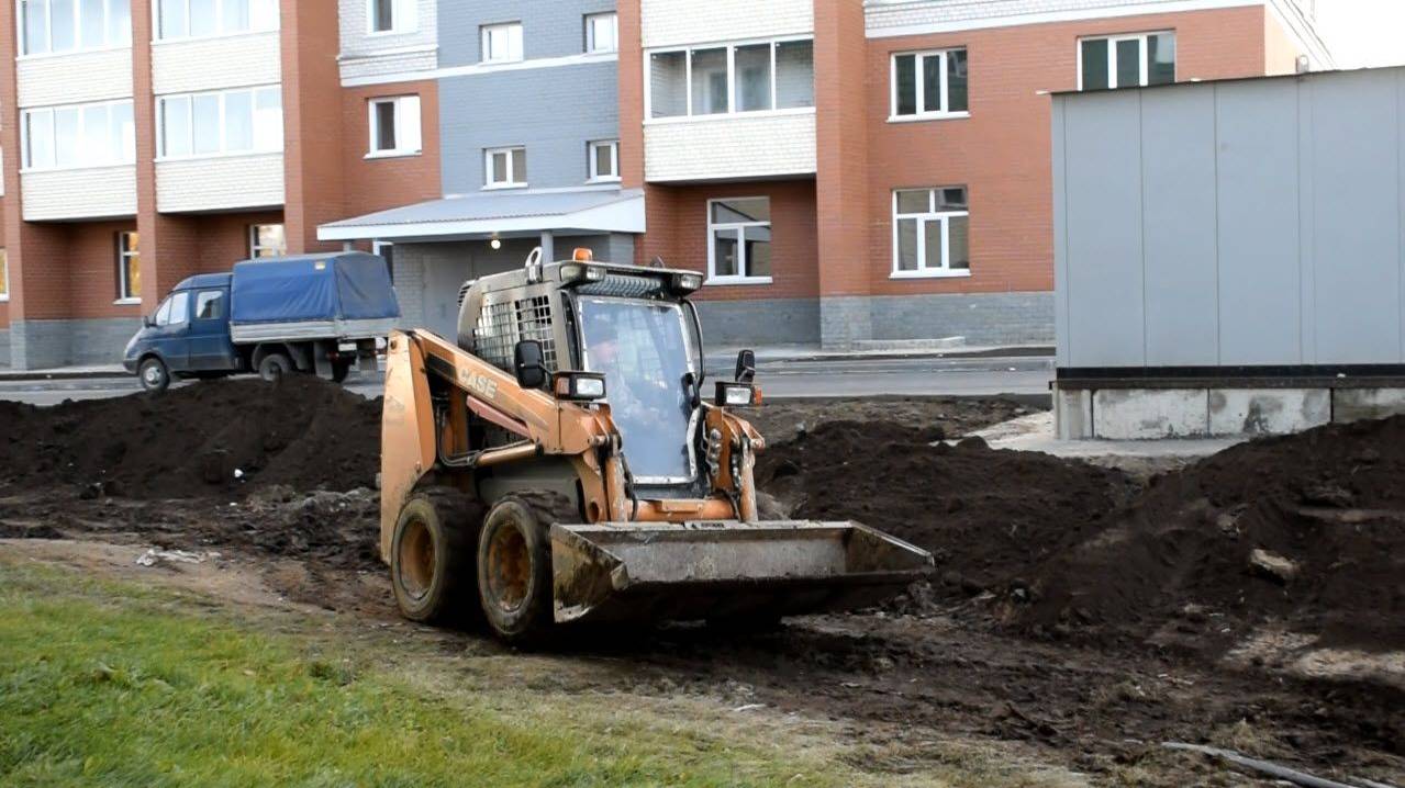 Фронтальный мини погрузчик Case 430. Работа.