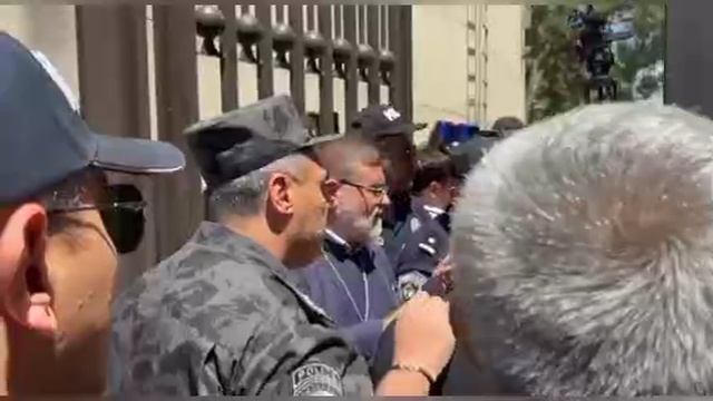 ‼️🇦🇲✝️Идут столкновения из-за репрессий Пашиняна против армянской Церкви: спецназ ворвался в резид