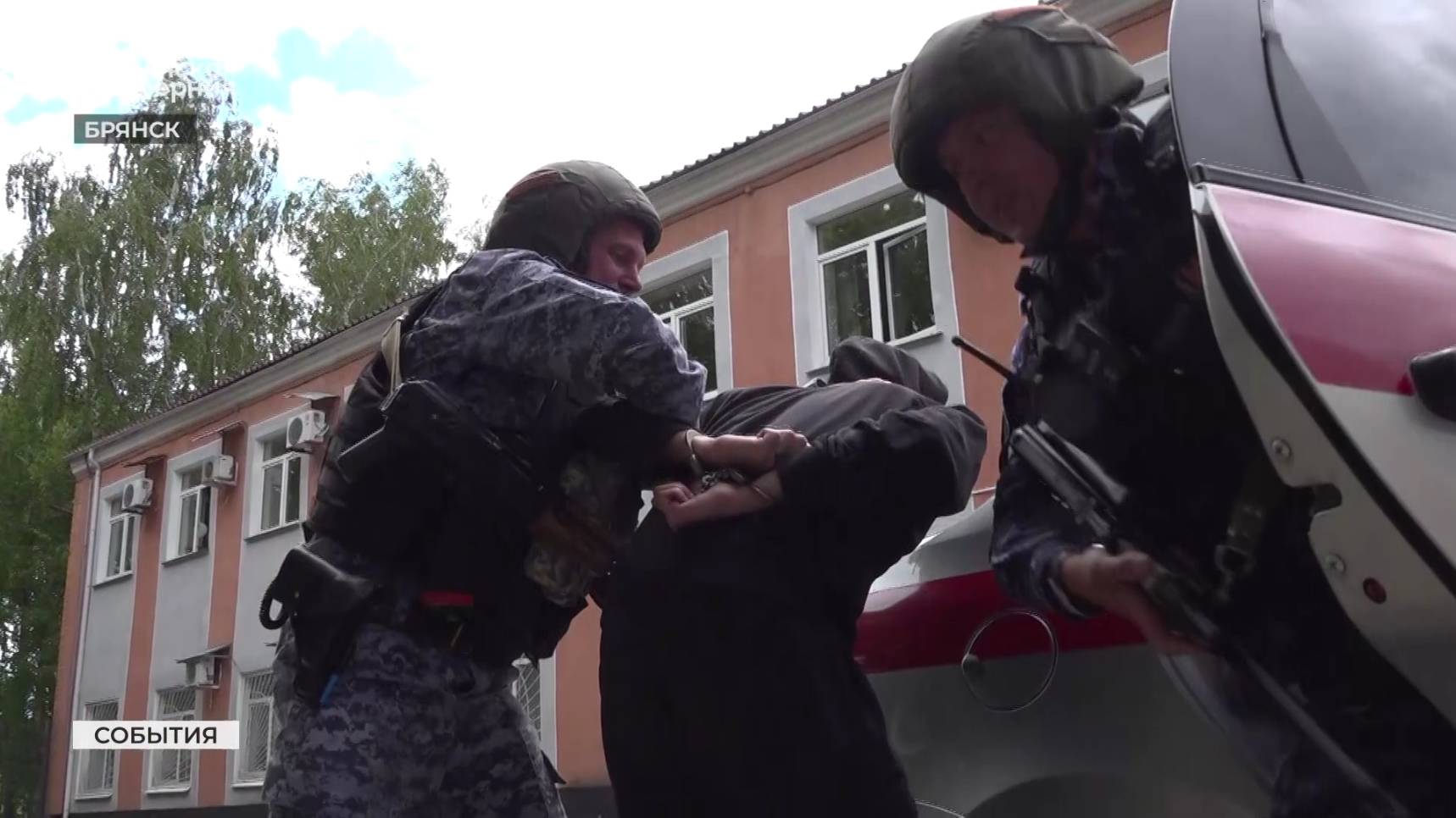 Брянские росгвардейцы задержали мужчину, который незаконно проник в дачный дом