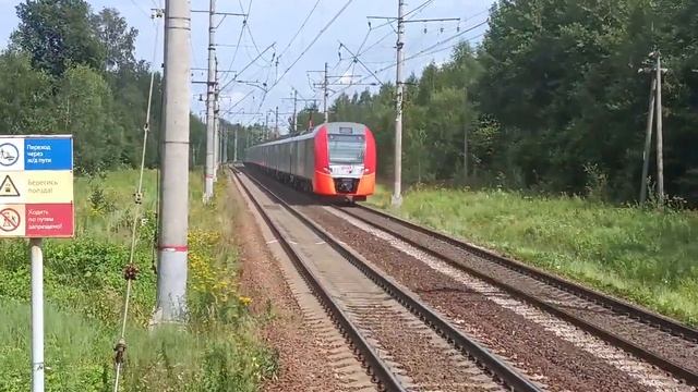 ЭС1П-032 Ласточка пролетает платформу Театральная