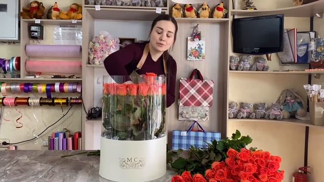 Яркие розы в стильной коробке - колбе в Пятигорске. Сборка композиции.
