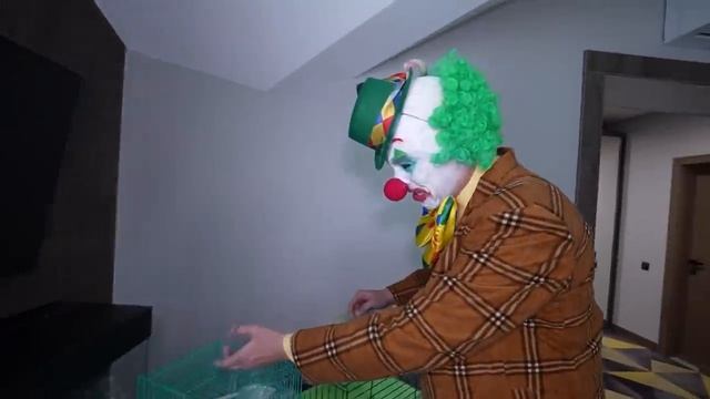 А4 Сумасшедшие КЛОУНЫ БАНДИТЫ Напали на НАС !