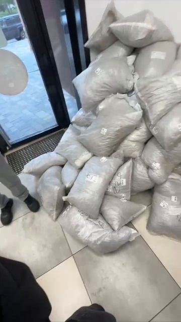 Отомстили: в ЖК «Легенда парк» в пункт выдачи "Диких Ягод" (🤫) кто-то заказал мешки с навозом.