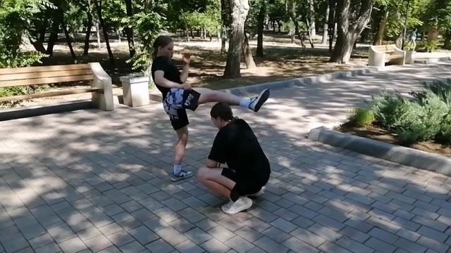 Вспомогательное упражнение для ударов ногами