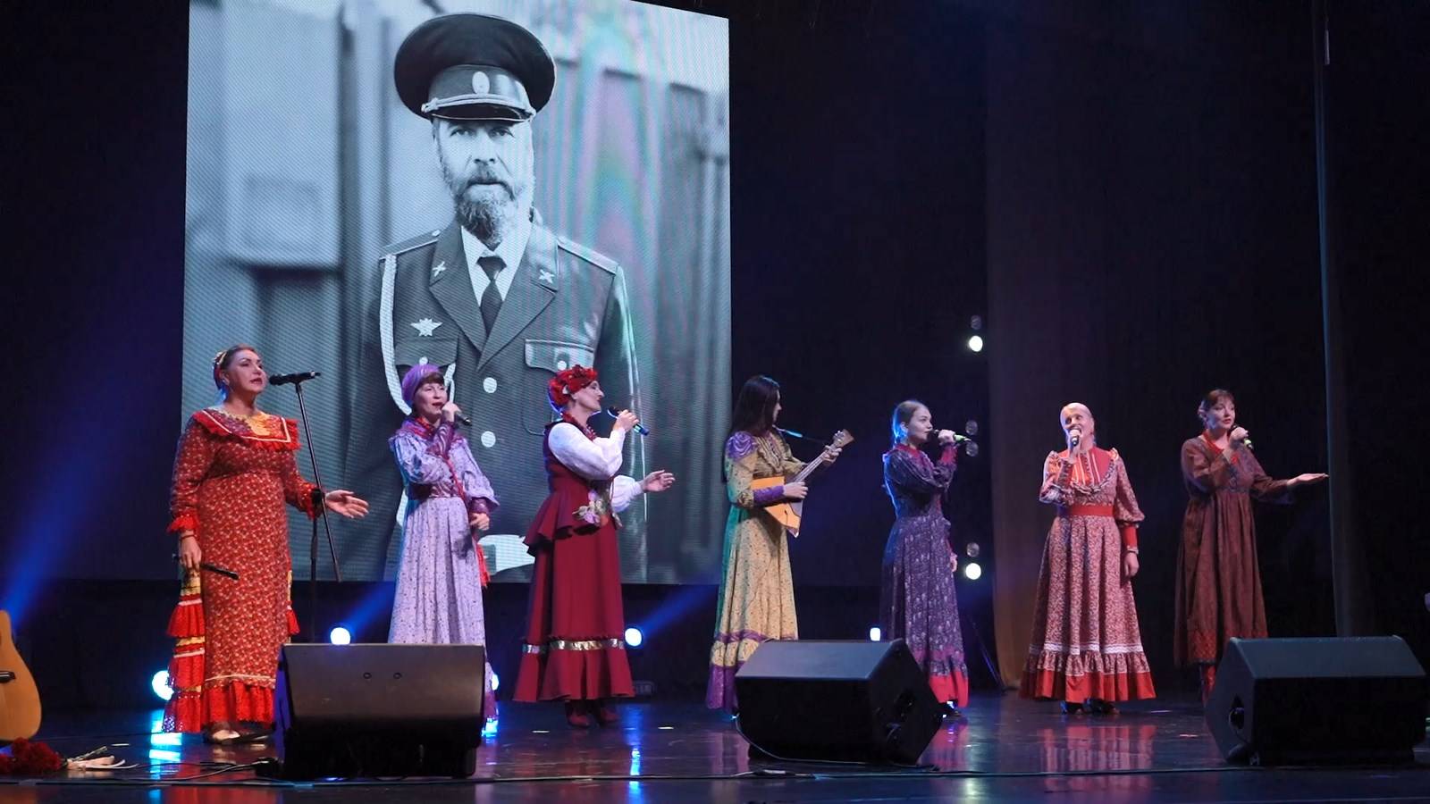 «Друзья мои, я с вами» — концерт с таким названием состоялся на сцене молодёжного центра «Горизонт»