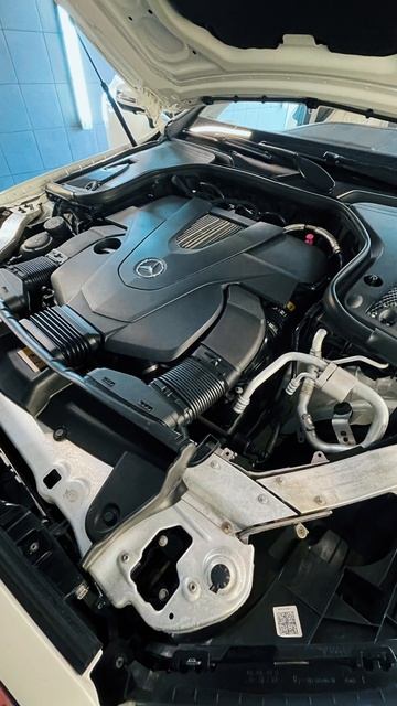 Мойка двигателя и подкапотного пространства Mercedes E400  #мойкадвигателя  #мercedese400  #сзао