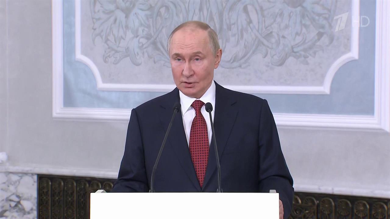 Владимир Путин вечером завершил визит в Минск общением с журналистами