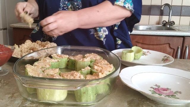*Фаршированные кабачки запеченые под майонезом