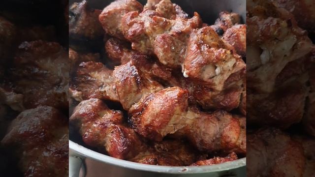 Вкусный сочный шашлык из свинины.
Свиная шея, лук, паприка, соль, перец. Маринуем в течение 2 часов