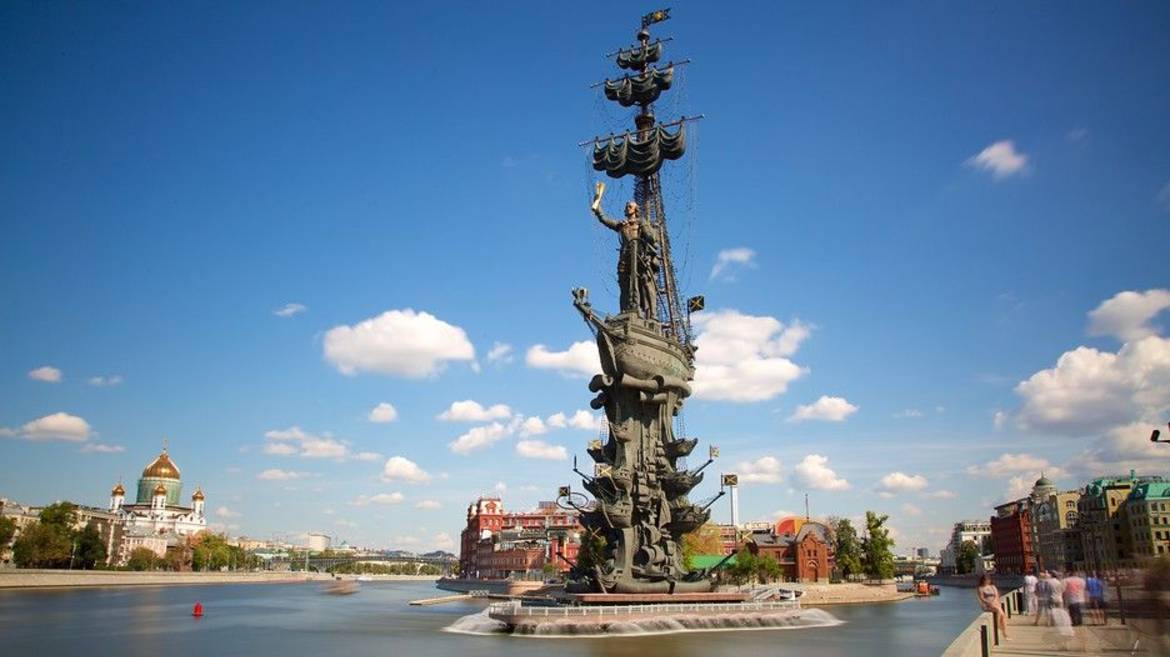Памятник  в ознаменование 300-летия Российского флота