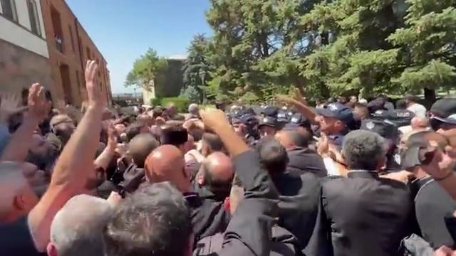 Идут столкновения из-за репрессий Пашиняна против армянской Церкви.