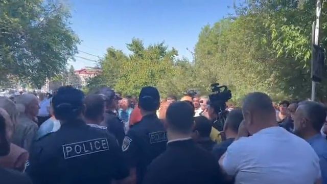 Прислал силовиков: в резиденцию католикоса Армянской апостольской церкви пришли силовики.