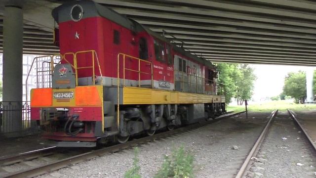 Маневровый тепловоз ЧМЭ3-4567 (ТЧЭ-2) следует резервом.