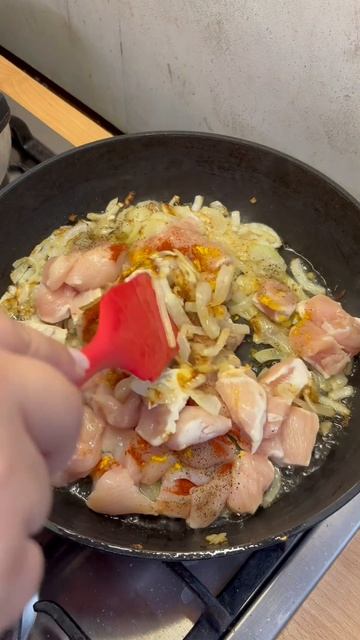Куриная грудка, тушенная с луком и морковью
