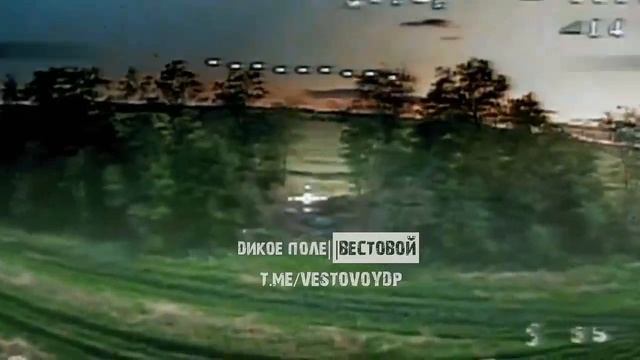 Вскрытие позиции и уничтожение замаскированного в лесопосадке украинского танка Т-72М1 ударом…🔽🔽🔽
