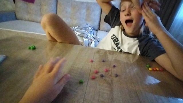 играем в игру с сестрой