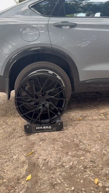 Geely Tugella на примерке дисков в 20-ом диаметре
