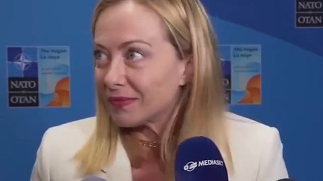"Премьер-министр Италии Джорджи Мелони (48 лет) во время общения с журналистами на саммите НАТО 17 и