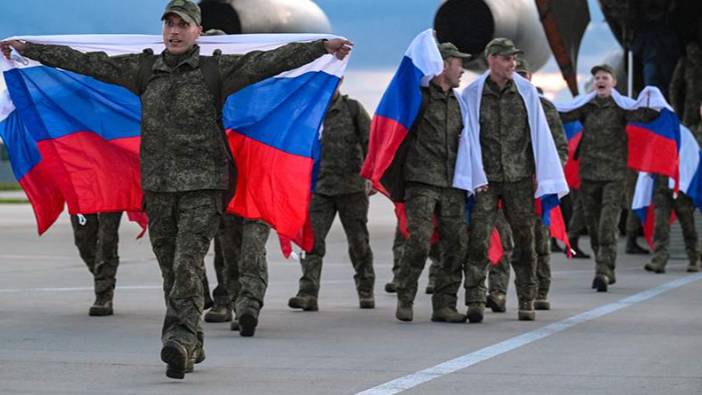 В Подмосковье приземлился самолет с вернувшимися из плена российскими военными