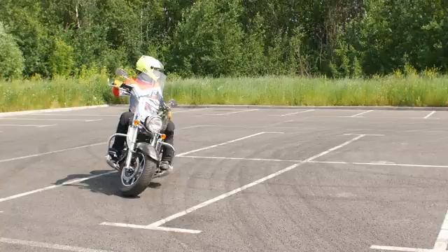 Разворот с места на мотоцикле на Kawasaki Vulcan 1700.