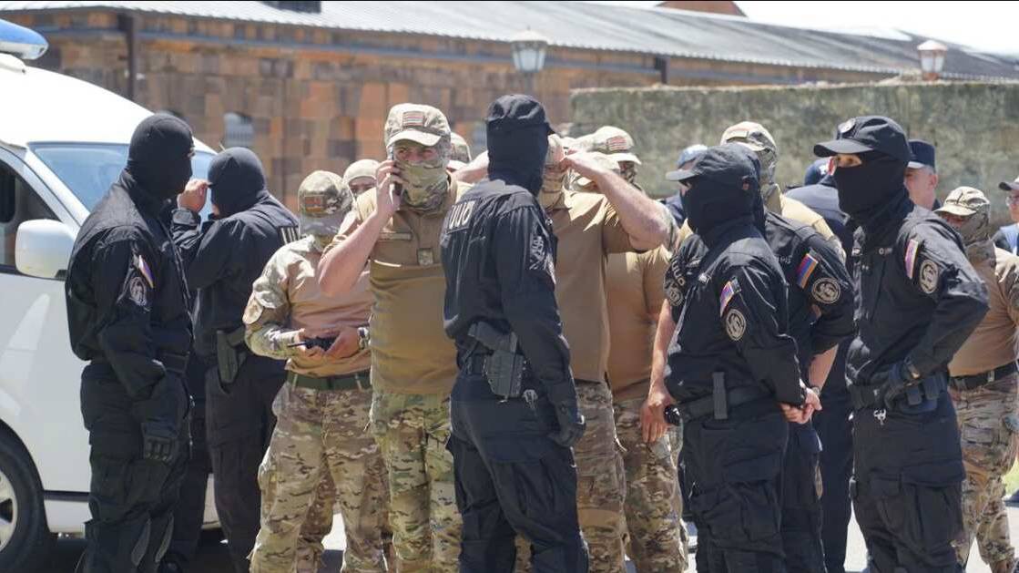 Выстроились в живое кольцо: как верующие в Армении отбивали епископа от полиции