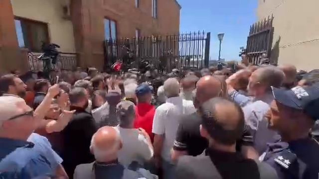 27-06-2025 СНБ Армении попыталась задержать архиепископа Аджапахяна.