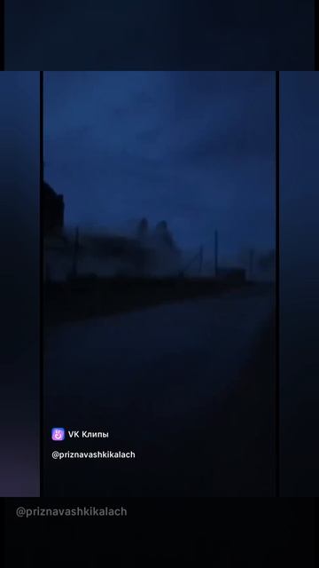 Церковь рушится, а им весело и смешно.