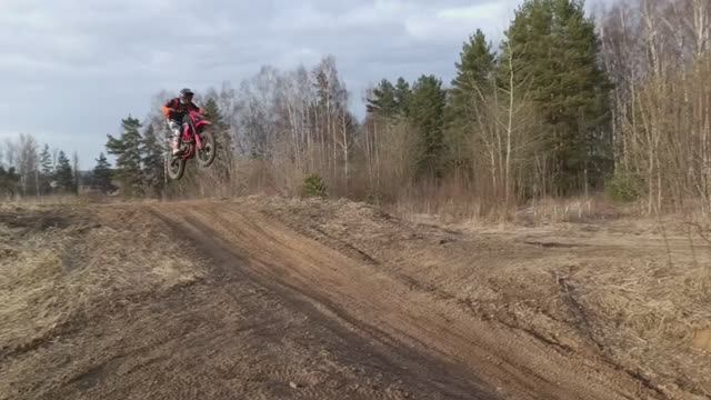 Что может бюджетная модель Sanchez Bandit CB300F "из коробки"