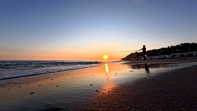 Летний закат в Сочи на берегу Чёрного моря
