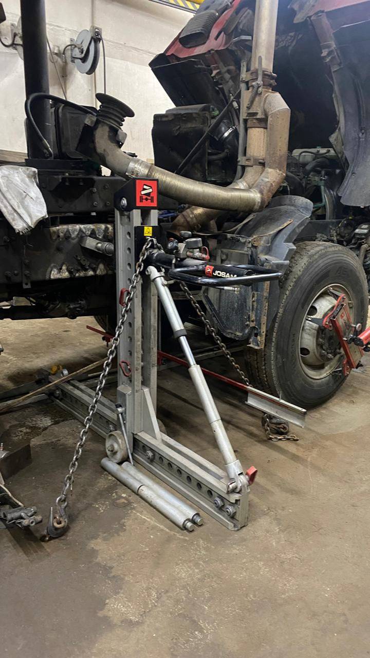 Правка рамы самосвала в условиях небольшого сервиса на анкерных креплениях.