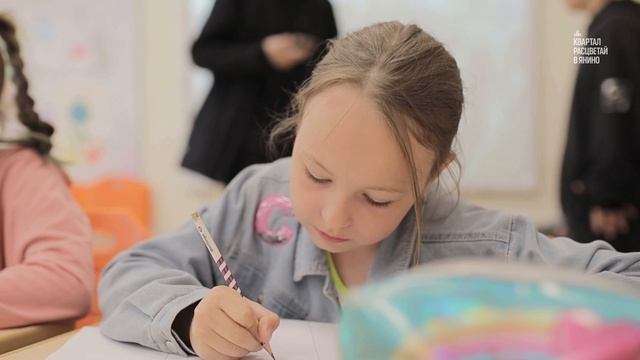 Дети пришкольного лагеря "Улыбка" участвуют в конкурсе рисунков