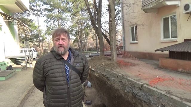 Оборонительный ров, прошедший по жилым усадьбам