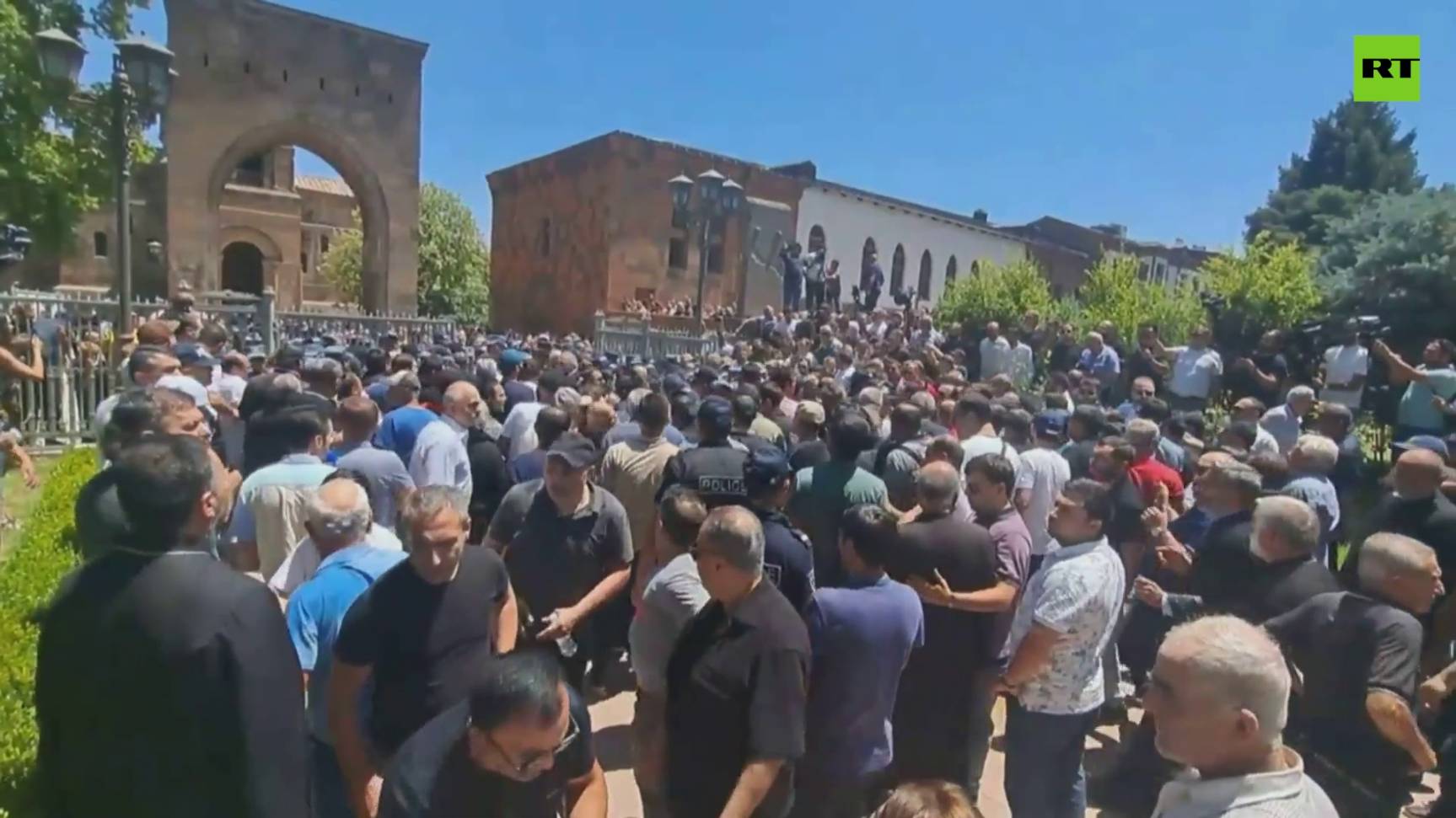 В Армении спецслужбы задержали архиепископа якобы за «публичные призывы к захвату власти»