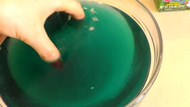 Диана и Рома Диана играет с яйцами-сюрпризами Patchimals