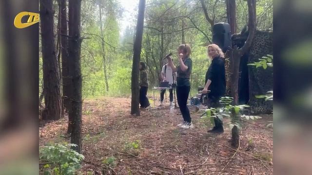 СОЛИСТКИ ДВОРЦА ГОРНЯКОВ ВЫСТУПИЛИ ДЛЯ ВОЕННОСЛУЖАЩИХ ДШР В ПОЛЕВЫХ УСЛОВИЯХ