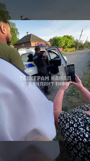 Могилизация на Николаевщине в Первомайске: полицаи и ТЦК скрутили мужчину и запихали в авто