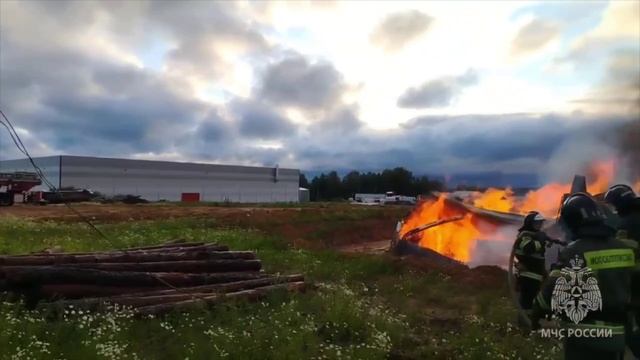 🔥В Подмосковье в деревне Шелепино загорелся склад со строительными материалами на 1,5 тыс. кв.🔥