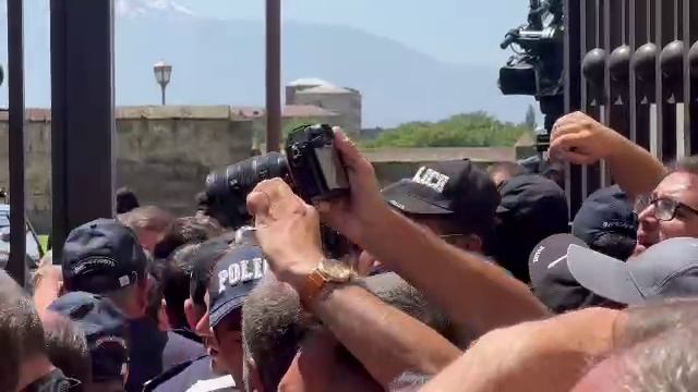 Идут столкновения из-за репрессий Пашиняна против армянской Церкви.