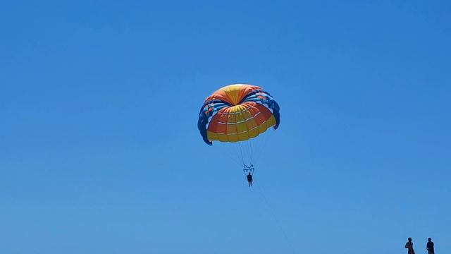 Полёт на парашюте,красиво летит ⛱️